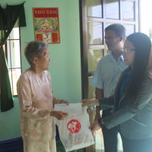 Ban Quản lý Di tích Côn Đảo tổ chức thăm hỏi và tặng quà cho Người cao tuổi