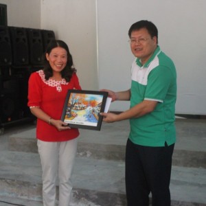 Đoàn cán bộ, công nhân viên Công ty chứng khoán Vietcombank thăm và tặng quà các gia đình chính sách nhân chuyến về nguồn tại Côn Đảo