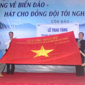 Ban liên lạc cựu tù chính trị, tù binh Côn Đảo tổ chức lễ tưởng niệm các anh hùng, liệt sĩ, đồng chí đồng đội đang yên nghỉ tại Côn Đảo.